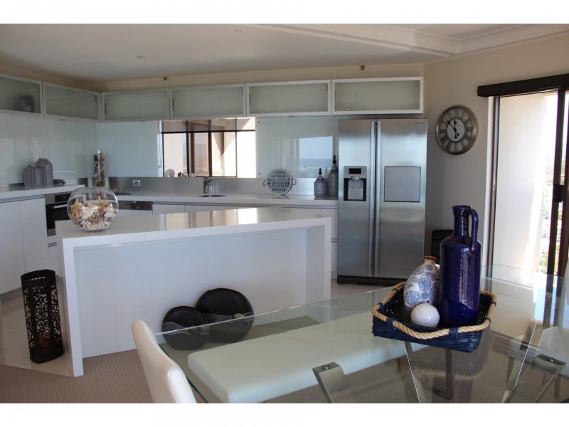 132/2 Admiralty Drive, Paradise Waters QLD 4217