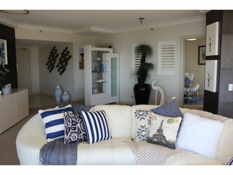132/2 Admiralty Drive, Paradise Waters QLD 4217