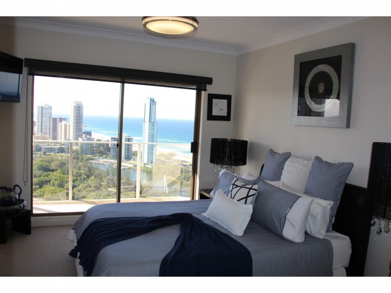 132/2 Admiralty Drive, Paradise Waters QLD 4217