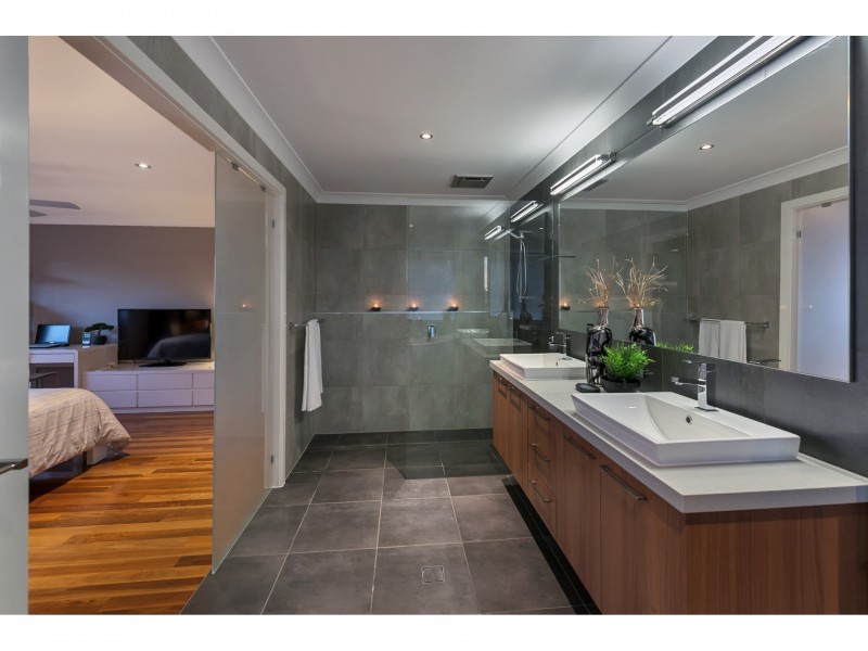 155 Gibson Crescent, Bellbowrie QLD 4070