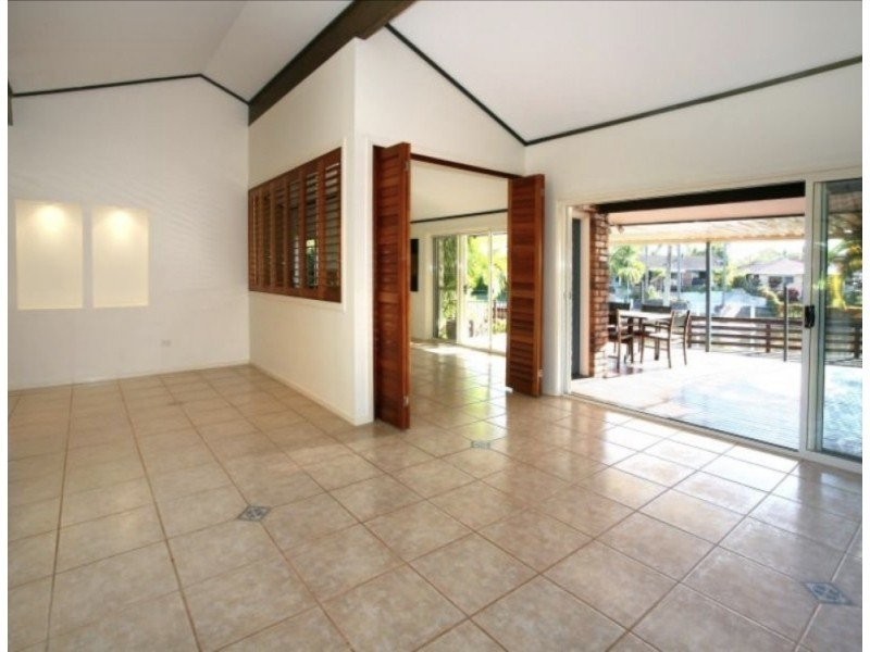 6 Cedar Place, Broadbeach Waters QLD 4218