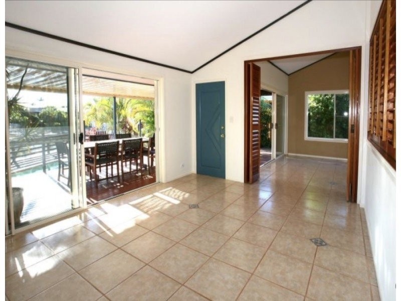 6 Cedar Place, Broadbeach Waters QLD 4218