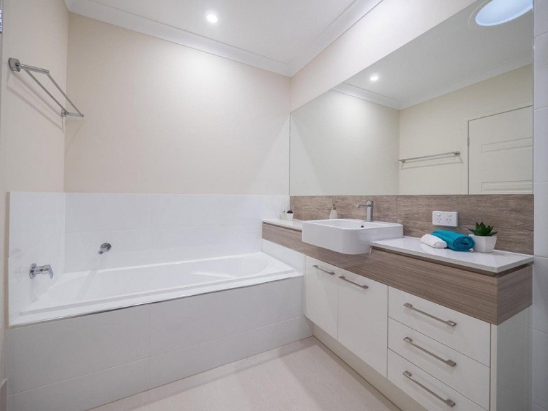 Walloon QLD 4306