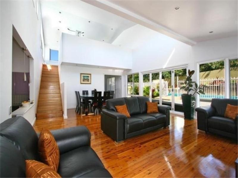 33 HUTTON AVENUE, Bulli NSW 2516