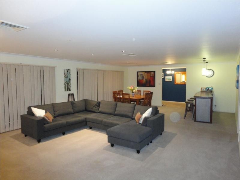 11 Robert Holl Drive, Ourimbah NSW 2258