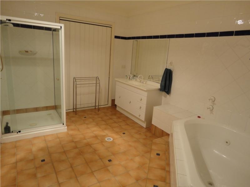 11 Robert Holl Drive, Ourimbah NSW 2258