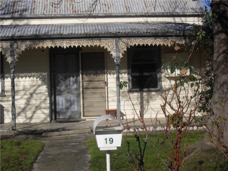 19 Warburton Street, Beaufort VIC 3373