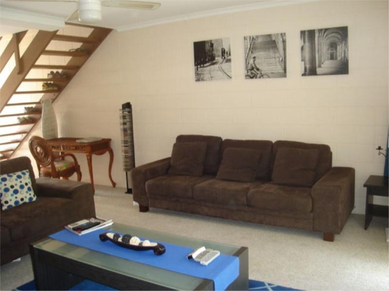 9 Aquila Court, Mermaid Waters QLD 4218