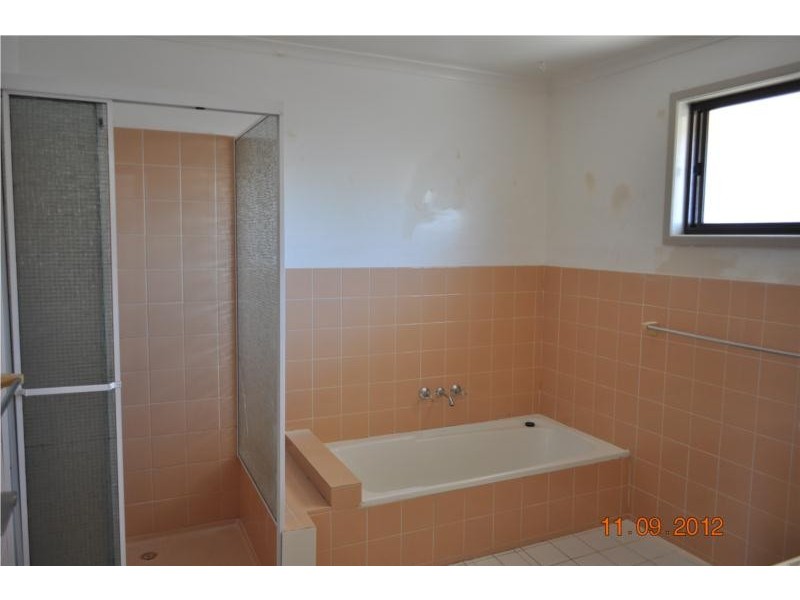 27 Wardoo Street, Southport QLD 4215