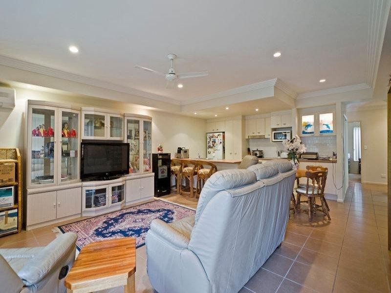 2/14 Redstart Ave, Upper Coomera QLD 4209