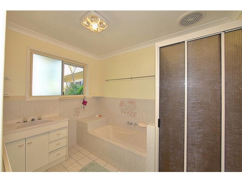 16 Emperor Drive, Elliott Heads QLD 4670