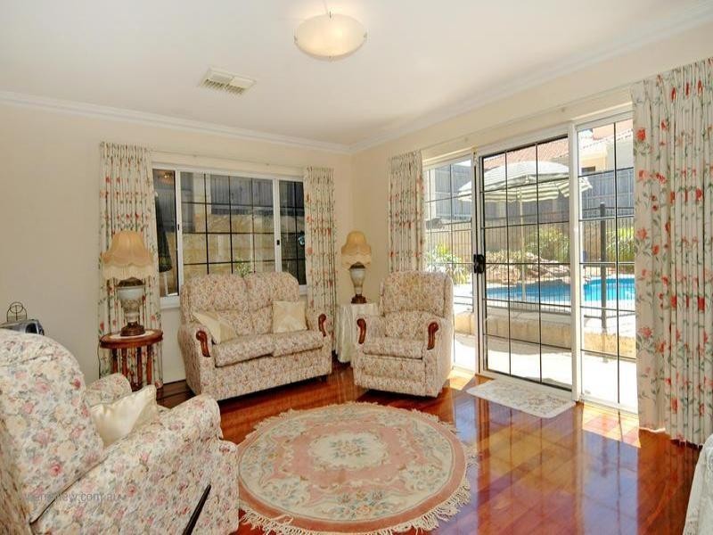 10 Baton Rouge Drive, Mindarie WA 6030