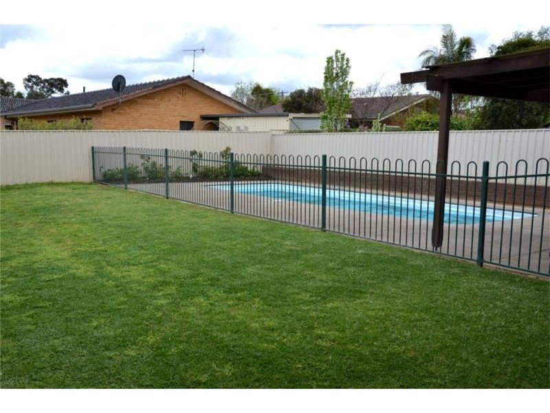 68 Balmoral Crescent, Wagga Wagga NSW 2650