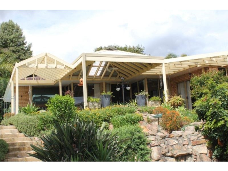 18 Chardonnay Grove, Mount Nasura WA 6112