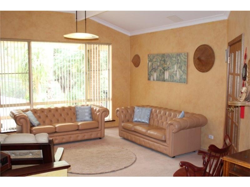 18 Chardonnay Grove, Mount Nasura WA 6112