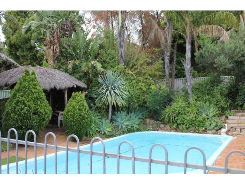 18 Chardonnay Grove, Mount Nasura WA 6112