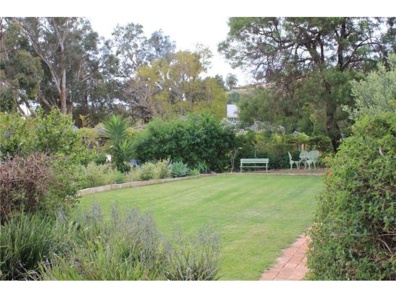 18 Chardonnay Grove, Mount Nasura WA 6112