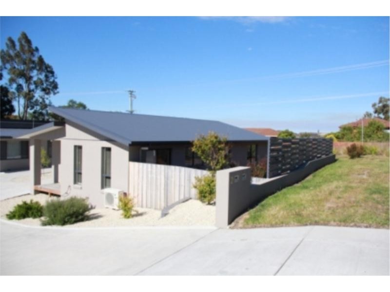 2 Lomandra Drive, Blackmans Bay TAS 7052