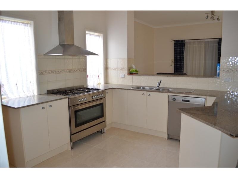 2 HONEYEATER COURT, Tarneit VIC 3029