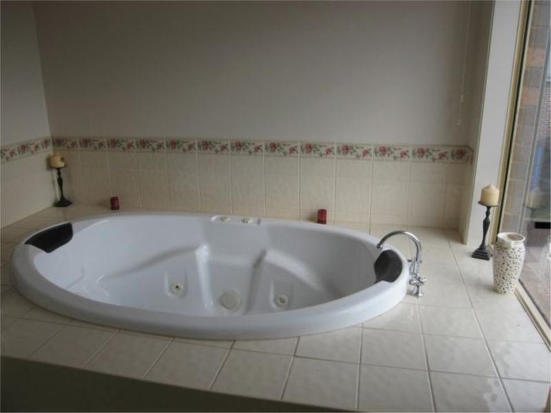 2 HONEYEATER COURT, Tarneit VIC 3029