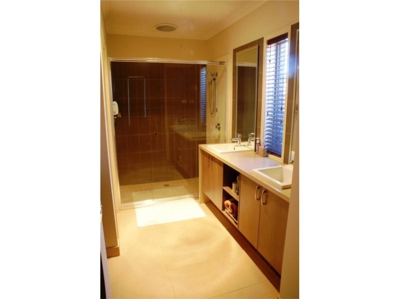 16 Taig Avenue, Kialla VIC 3631