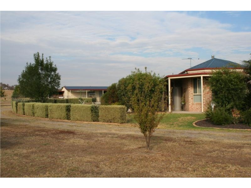 4 Hillsview Drive, Table Top NSW 2640