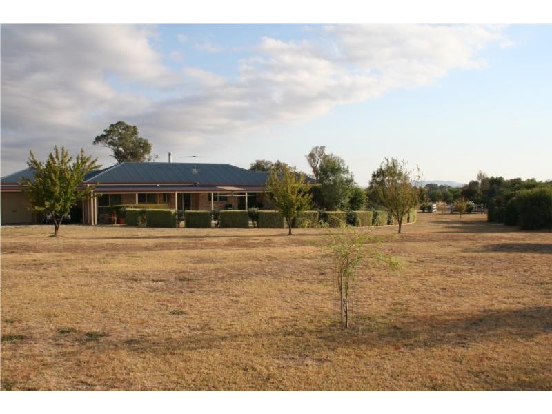 4 Hillsview Drive, Table Top NSW 2640