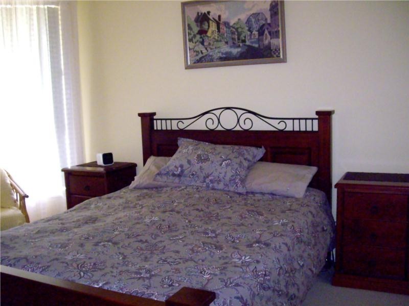 4 Hillsview Drive, Table Top NSW 2640