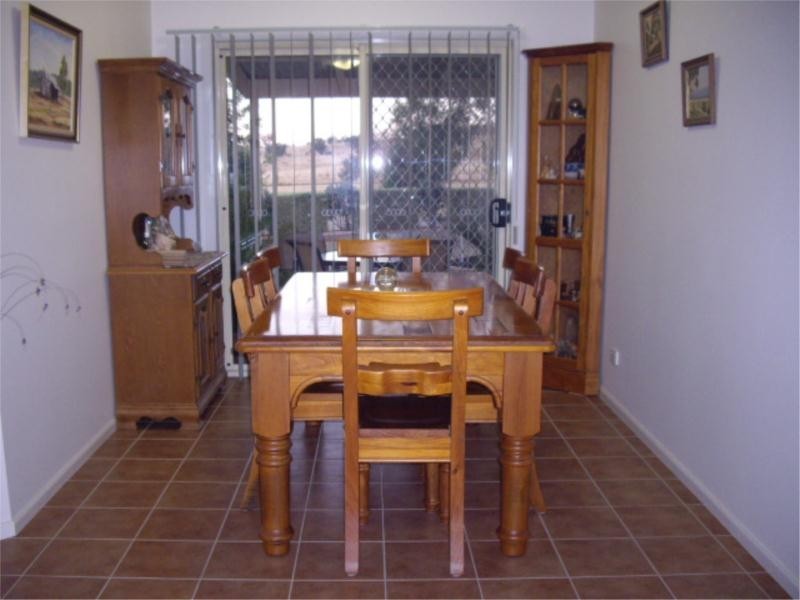 4 Hillsview Drive, Table Top NSW 2640