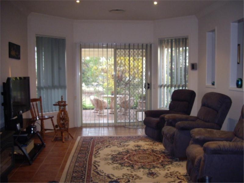 4 Hillsview Drive, Table Top NSW 2640