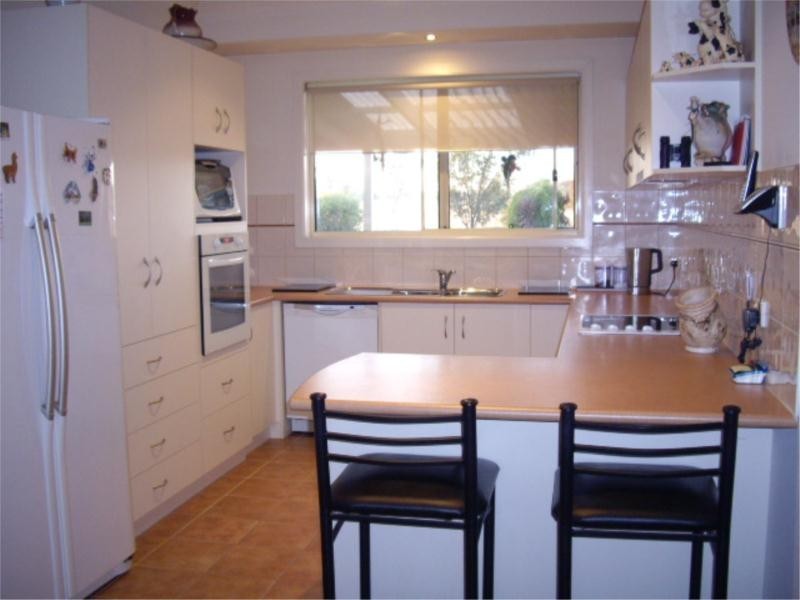 4 Hillsview Drive, Table Top NSW 2640