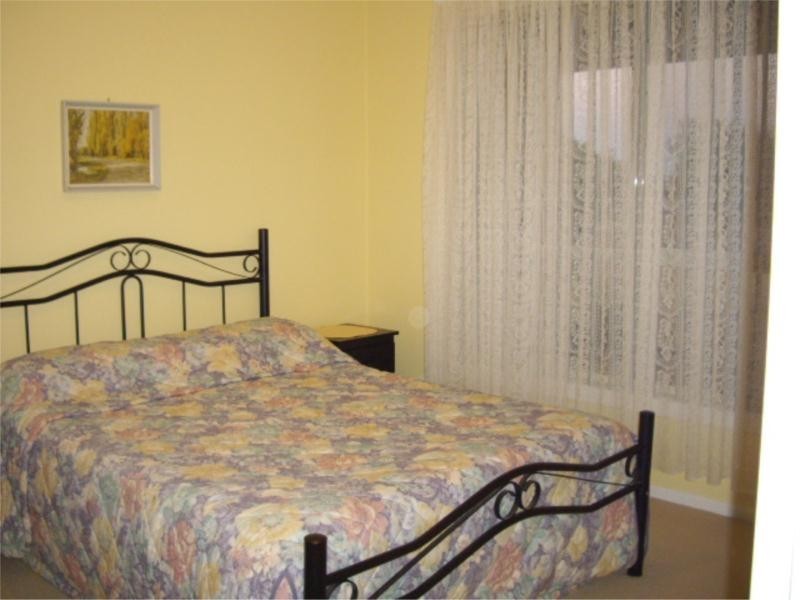 4 Hillsview Drive, Table Top NSW 2640