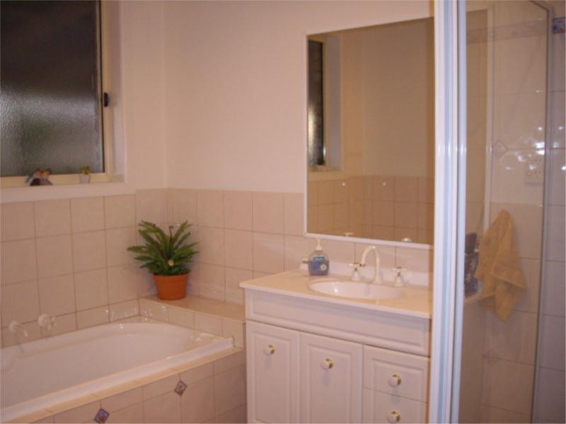 4 Hillsview Drive, Table Top NSW 2640