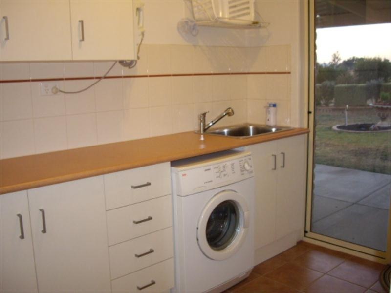 4 Hillsview Drive, Table Top NSW 2640