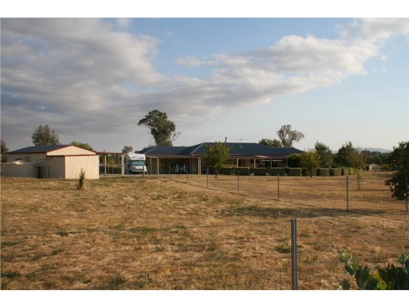 4 Hillsview Drive, Table Top NSW 2640