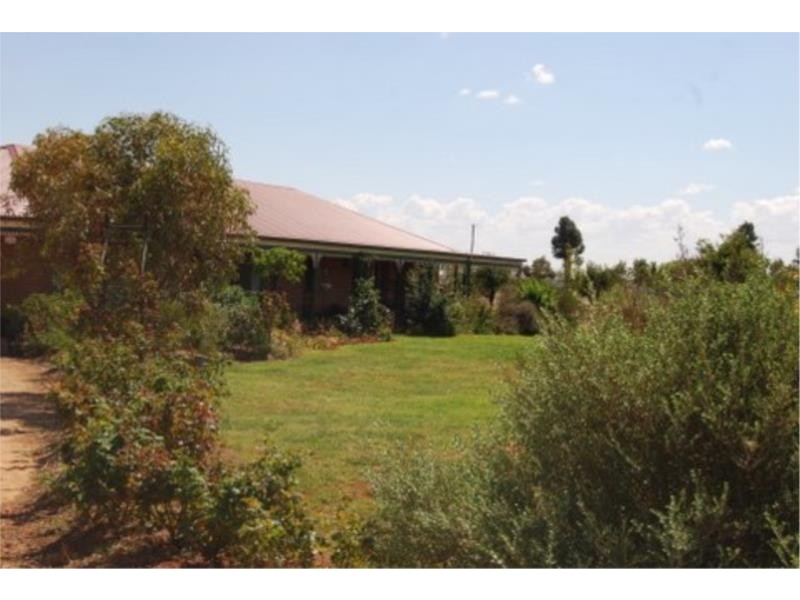 4 Rosella Street, Temora NSW 2666