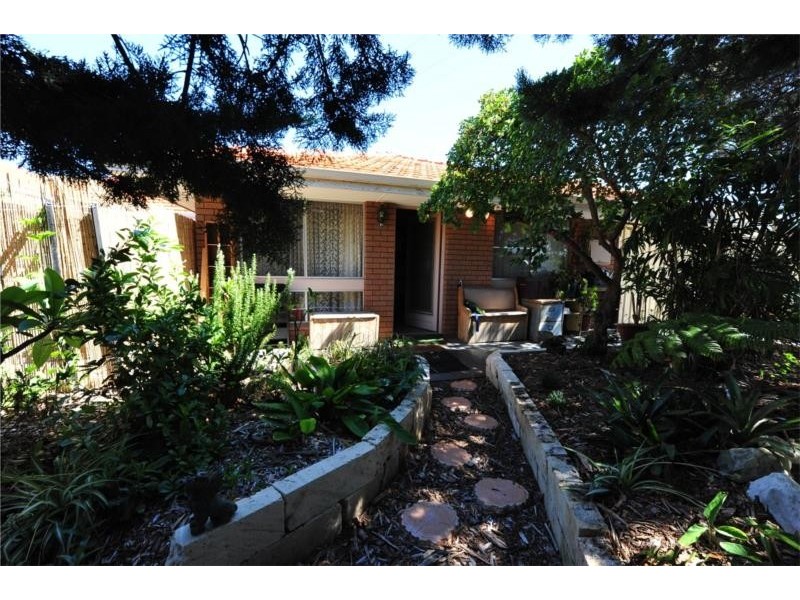 A&B/67 Davilak Avenue, Hamilton Hill WA 6163