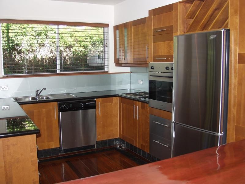 7 FAIRWAY AVENUE, Bundall QLD 4217