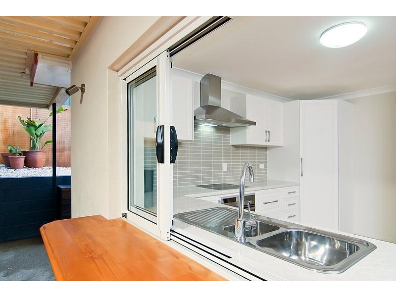 2 Daniel Court, Scarborough QLD 4020