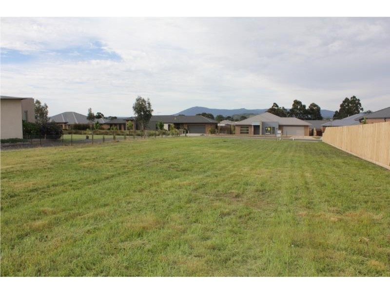 20 Charters Avenue, Gisborne VIC 3437