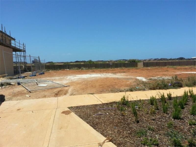 2092 (71) Beachview Parade, Sanctuary Lakes VIC 3030