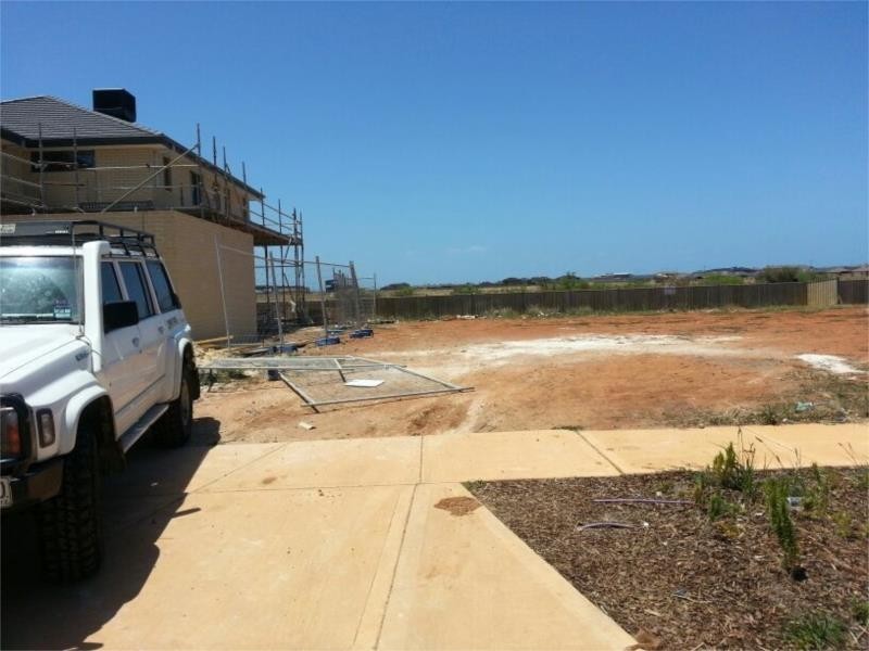 2092 (71) Beachview Parade, Sanctuary Lakes VIC 3030