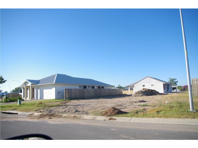 8 Nova Street, Mount Low QLD 4818