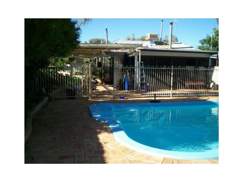 18 HAY STREET, Merredin WA 6415