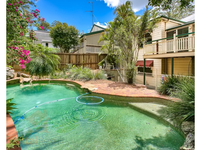 2  Bee Street, Bardon QLD 4065
