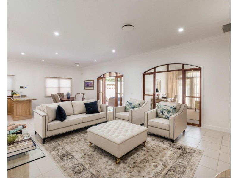 33 Eblin Drive, Hamilton QLD 4007