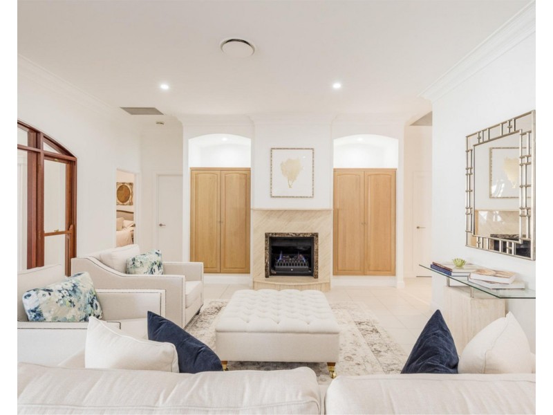 33 Eblin Drive, Hamilton QLD 4007