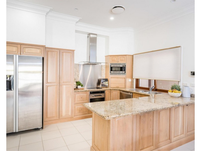 33 Eblin Drive, Hamilton QLD 4007