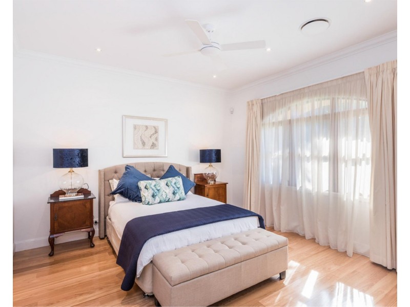 33 Eblin Drive, Hamilton QLD 4007