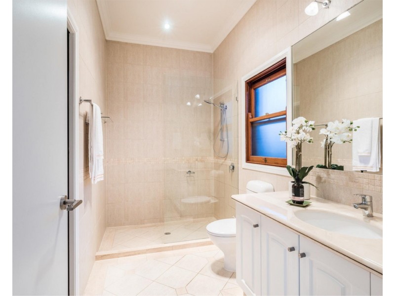33 Eblin Drive, Hamilton QLD 4007